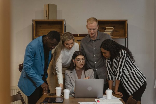 Comment les vêtements personnalisés améliorent la visibilité de votre entreprise ?