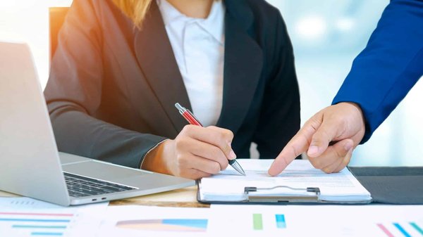 Quelles sont les différences entre une badgeuse et une pointeuse temps de travail ?