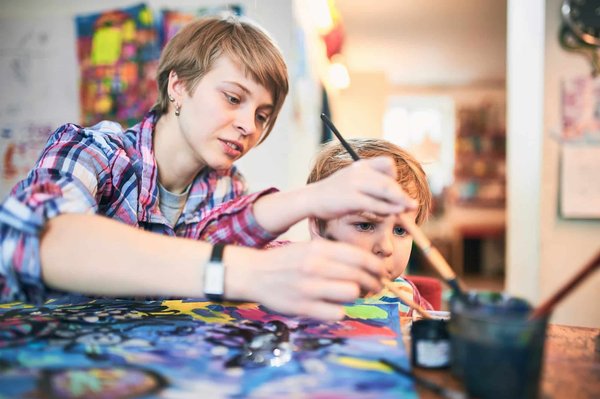 CAP Petite Enfance : suivre des cours en formation initiale ou en alternance ?